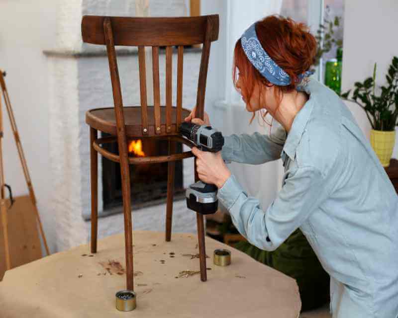 Wie man einen Holzstuhl polstert