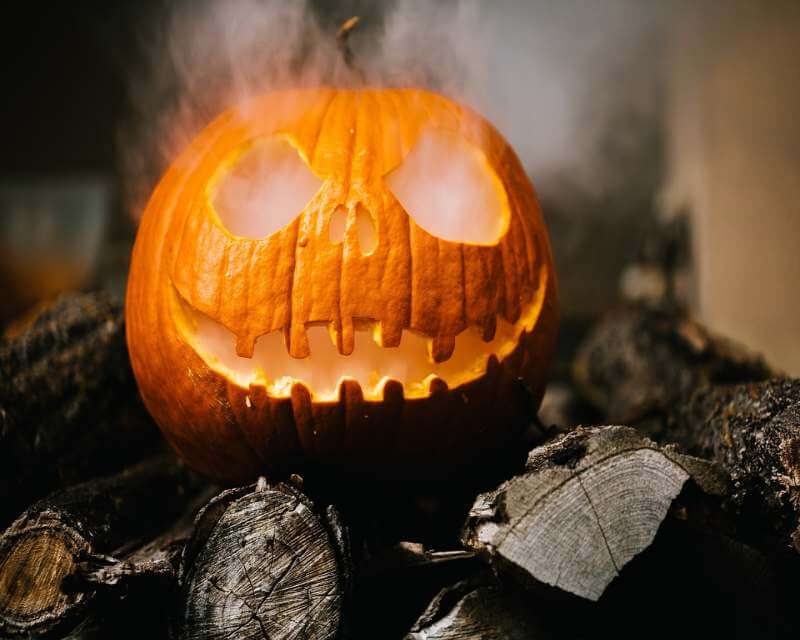 wie man einen Tisch für Halloween dekoriert