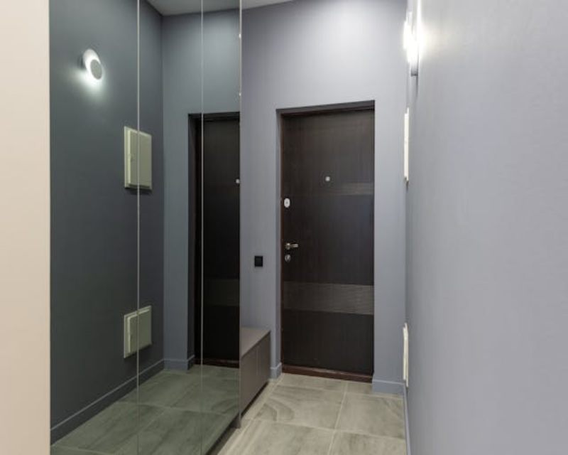 Wie man einen langen Flur mit Spiegeln dekoriert