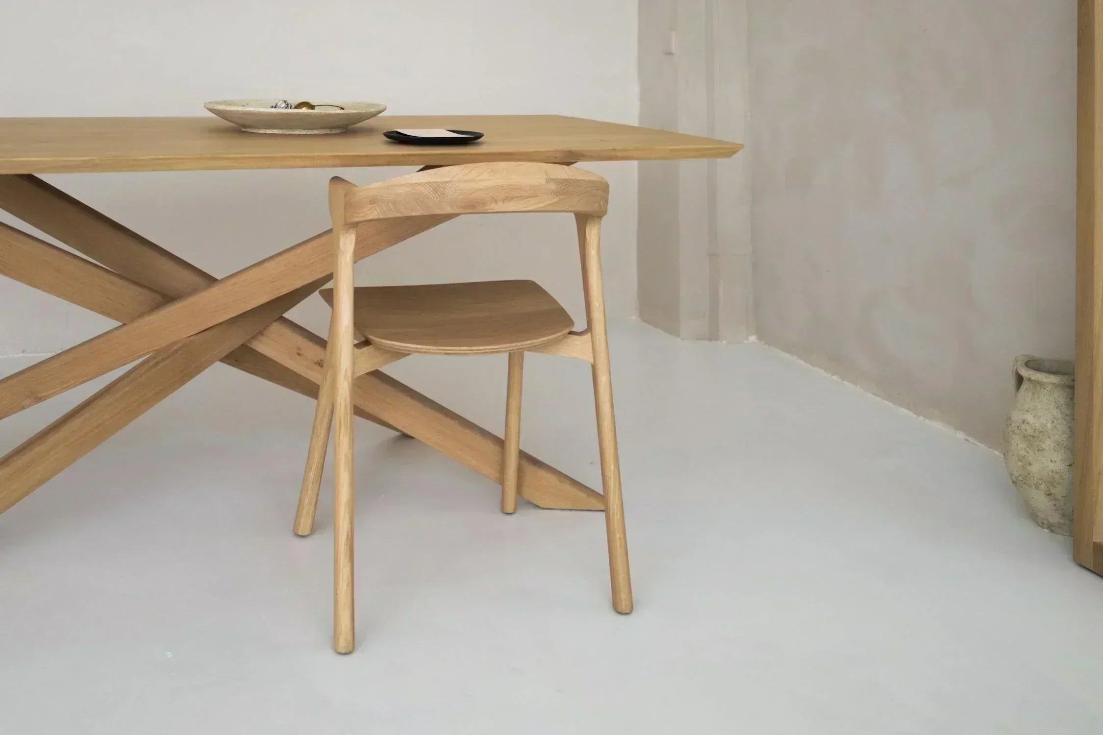 Massivholztisch im modernen Esszimmer mit natürlichem Licht