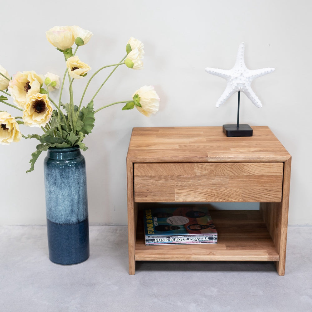 Judith Nachttisch aus massiver Eiche