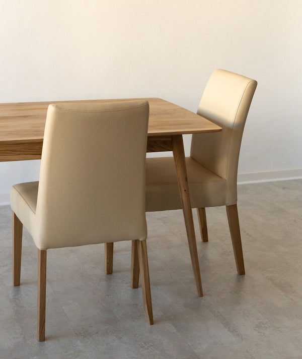 2er- oder 4er-Pack Malaga Esszimmerstühle, Gestell Eiche massiv, Polsterung Beige | NordicStory