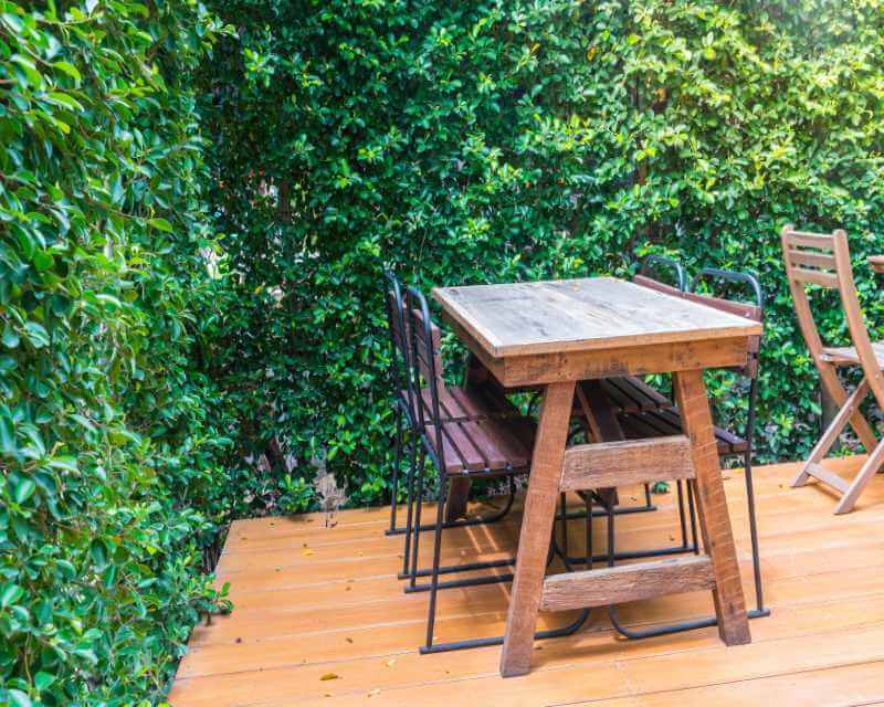 Holztische für die Terrasse