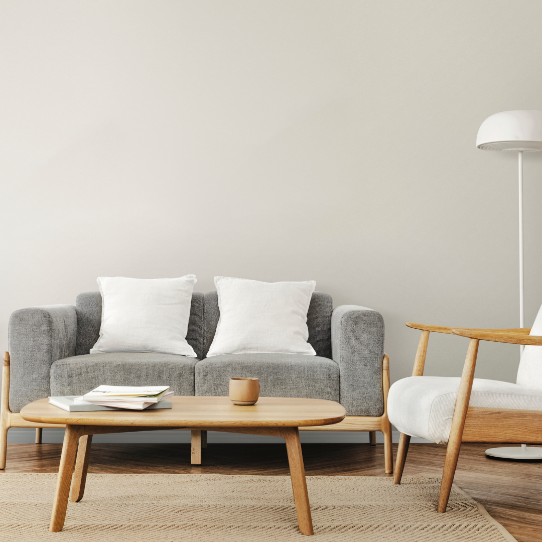 Wie man ein kleines Wohnzimmer dekoriert, um es größer wirken zu lassen