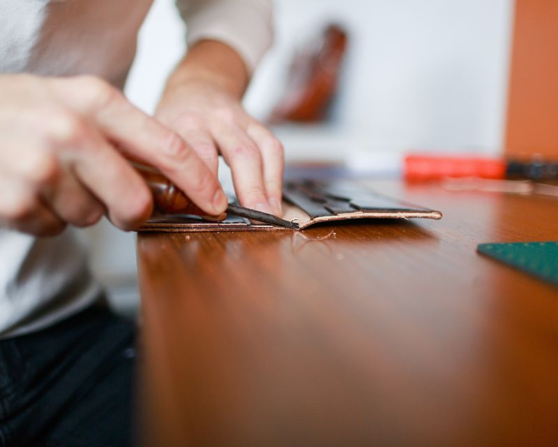 Restaurierung eines Holztisches