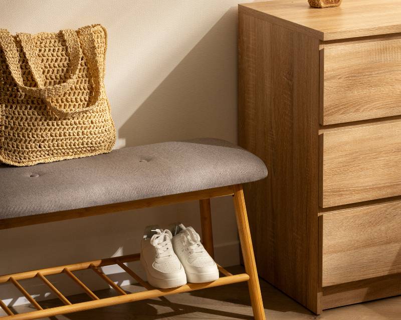 Dekoration des Wohnzimmers mit hellen Möbeln