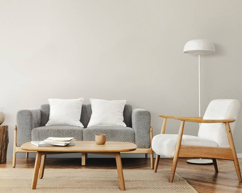 Wohnzimmerdekoration mit Naturholzmöbeln