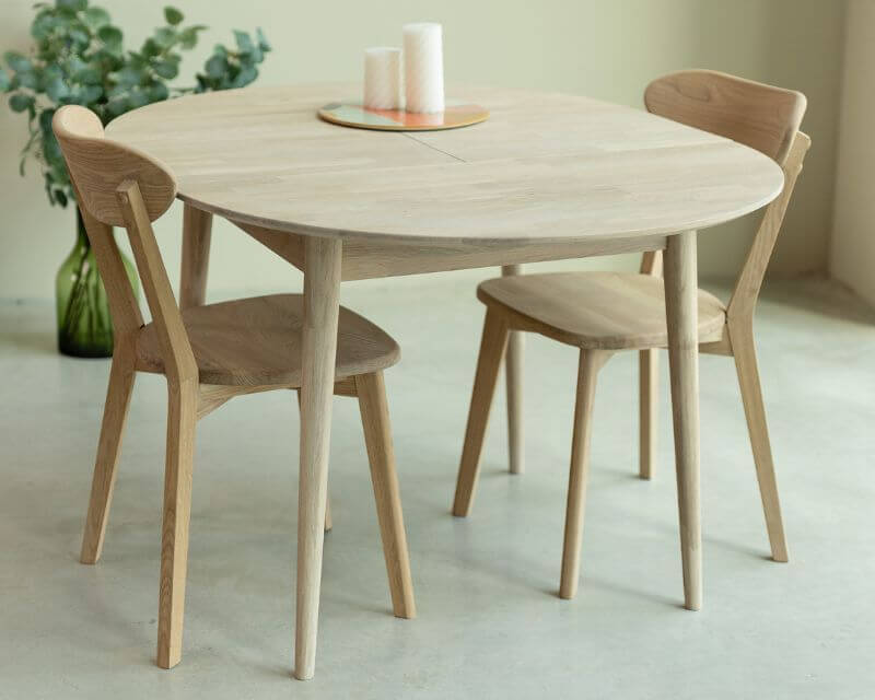 farbige Holztische