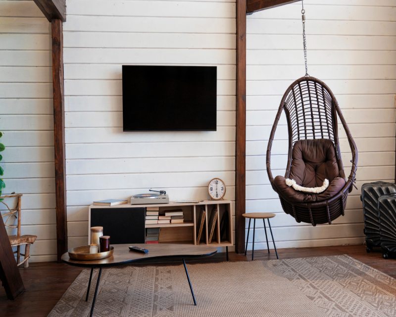 Aufhängen von TV-Geräten an Holzmöbeln: Schritt für Schritt für eine perfekte Installation