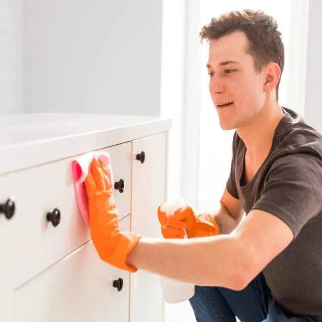 Womit reinigt man Holzschränke?