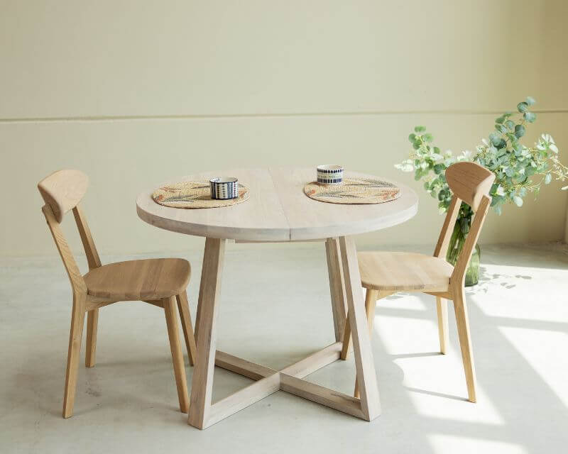 Holztische in kleinen Räumen