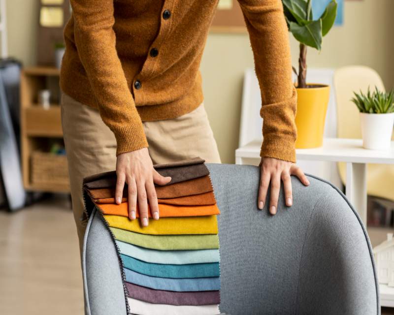 wie man einen Holzstuhl dekoriert