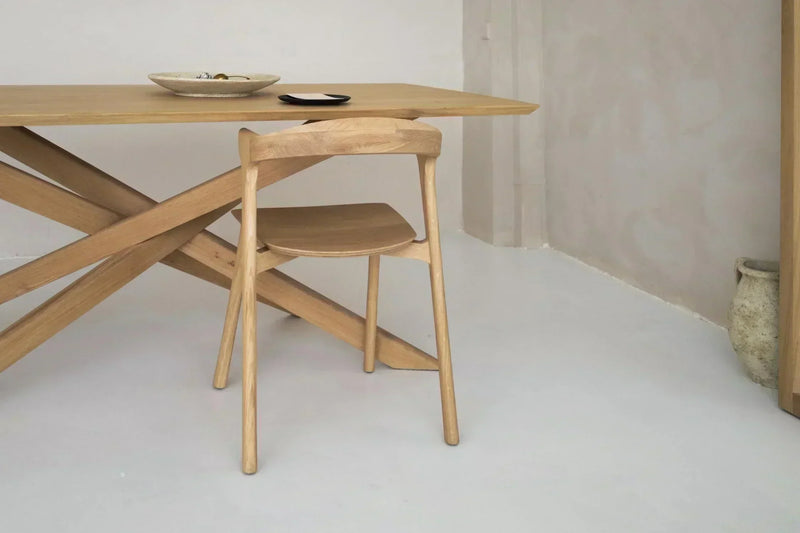 Massivholztisch im modernen Esszimmer mit natürlichem Licht