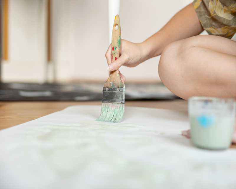 Streichen eines Holzbettes