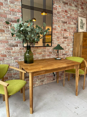 2er oder 4er Pack Alexis Esszimmerstühle, Gestell aus massiver Eiche, Polsterung in Living Green | NordicStory