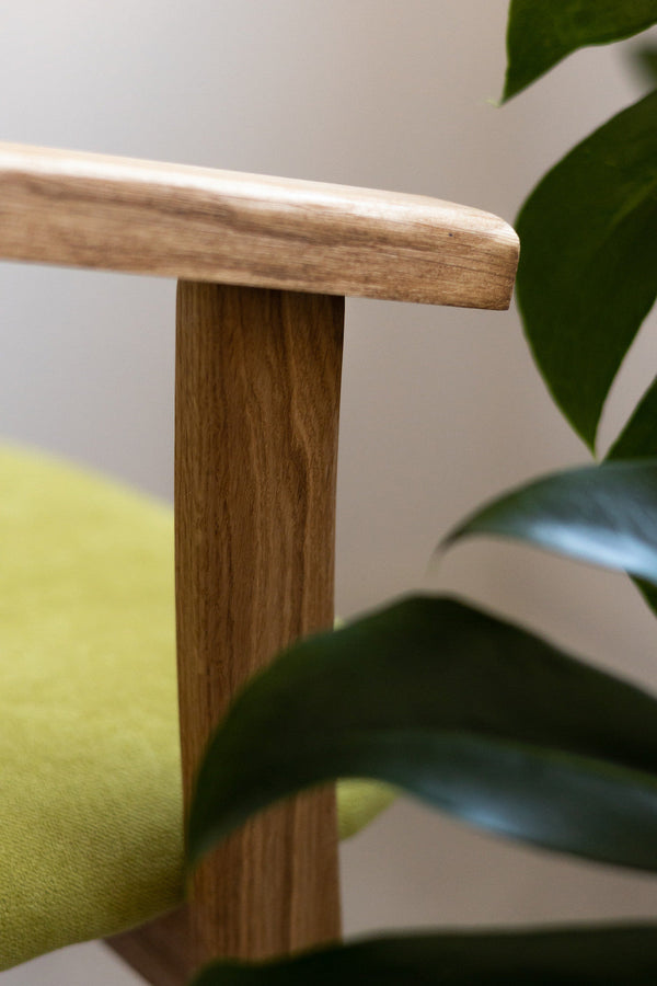 2er oder 4er Pack Alexis Esszimmerstühle, Gestell aus massiver Eiche, Polsterung in Living Green | NordicStory