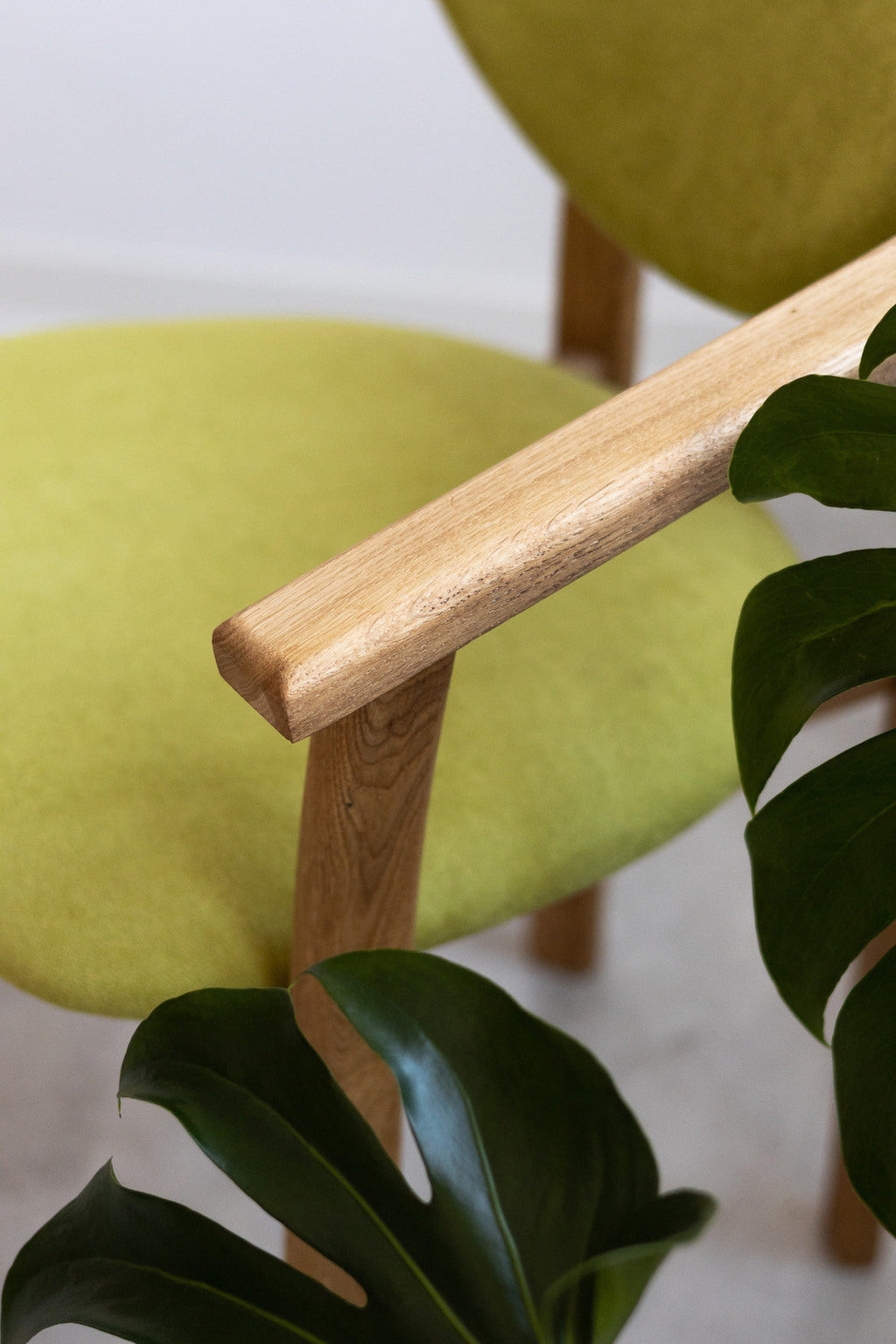 2er oder 4er Pack Alexis Esszimmerstühle, Gestell aus massiver Eiche, Polsterung in Living Green | NordicStory