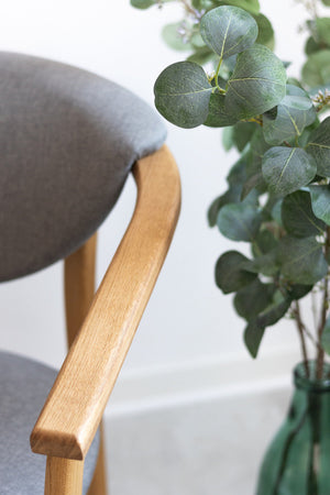 2er- oder 4er-Pack Alexis Esszimmerstühle, Gestell aus massiver Eiche, gepolstert in der Farbe Nordisch Grau | NordicStory