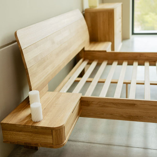 Massives Eichenholz-Bett mit angebrachten Nachttischen ALINA | VESKOR