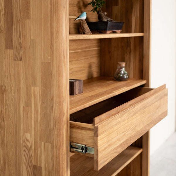 Bücherregal mit 2 Schubladen aus massiver Eiche wood Elsa 2 | NordicStory