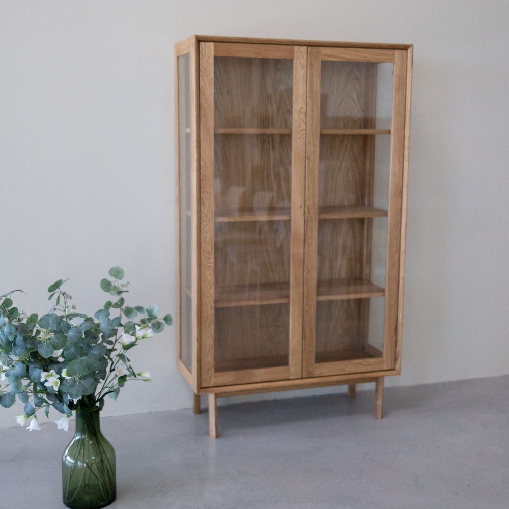 Vitrine aus massiver Eiche Kodama | VESKOR