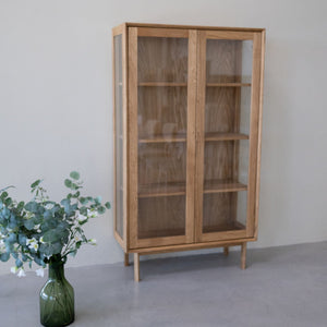 Vitrine aus massiver Eiche Kodama | VESKOR