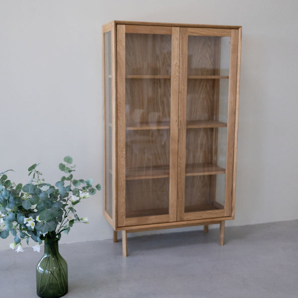 Vitrine aus massiver Eiche Kodama | VESKOR