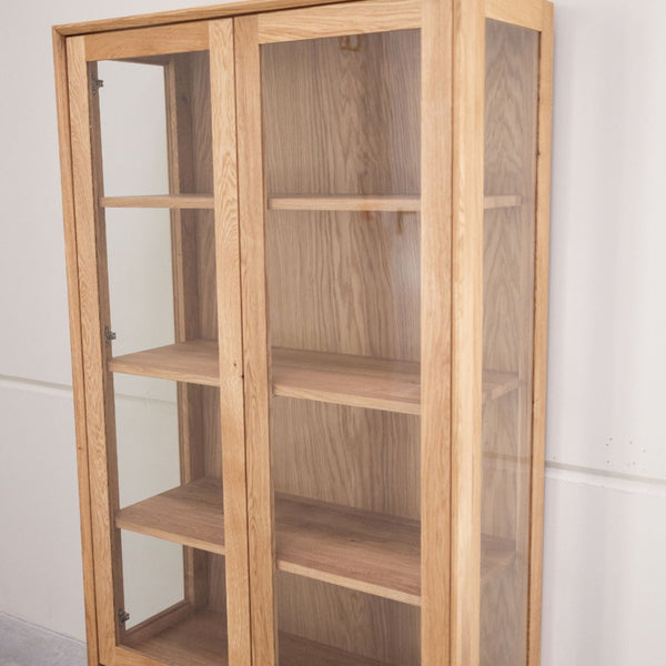 Vitrine aus massiver Eiche Kodama | VESKOR