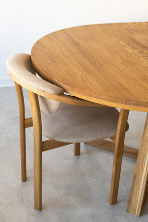Set aus 2 oder 4 Esszimmerstühlen aus massiver Eiche Alexis, Bezug in Beige | NordicStory