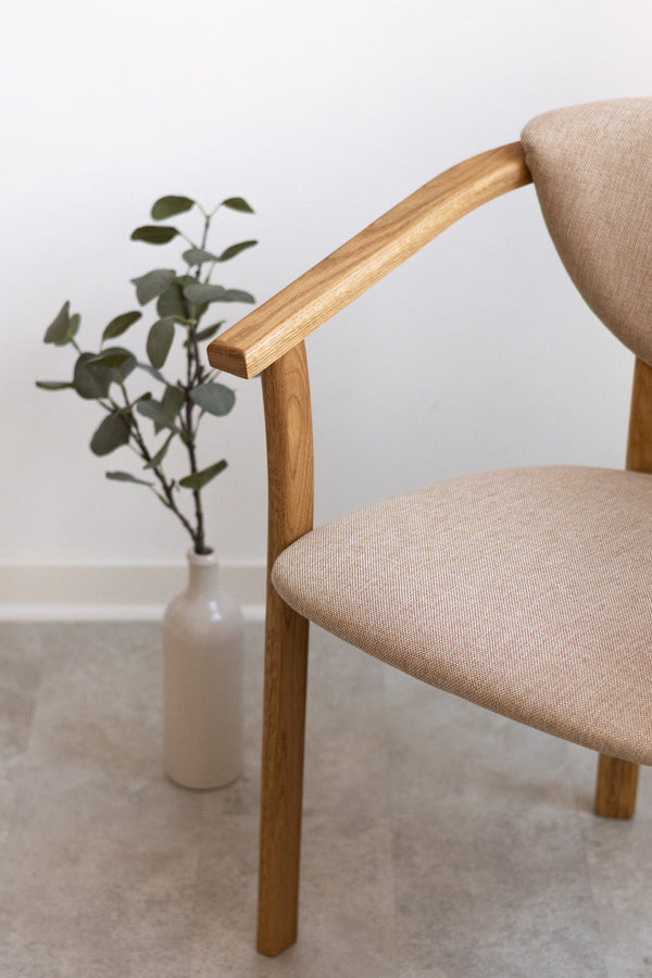 Set aus 2 oder 4 Esszimmerstühlen aus massiver Eiche Alexis, Bezug in Beige | NordicStory
