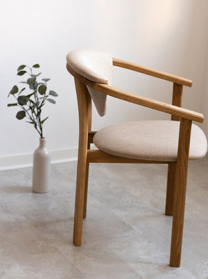 Set aus 2 oder 4 Esszimmerstühlen aus massiver Eiche Alexis, Bezug in Beige | NordicStory
