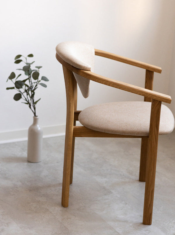 Set aus 2 oder 4 Esszimmerstühlen aus massiver Eiche Alexis, Bezug in Beige | NordicStory