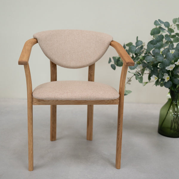 Set aus 2 oder 4 Esszimmerstühlen aus massiver Eiche Alexis, Bezug in Beige | NordicStory