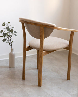 Set aus 2 oder 4 Esszimmerstühlen aus massiver Eiche Alexis, Bezug in Beige | NordicStory