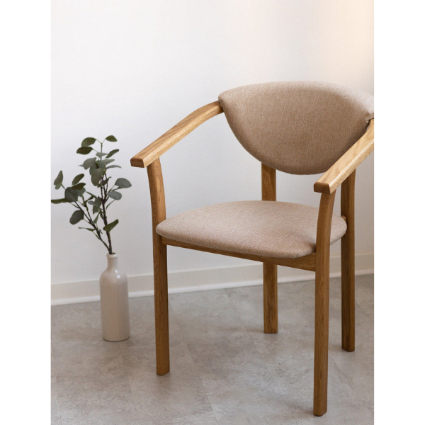 Set aus 2 oder 4 Esszimmerstühlen aus massiver Eiche Alexis, Bezug in Beige | NordicStory