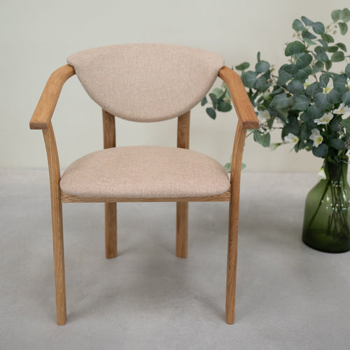 Set aus 2 oder 4 Esszimmerstühlen aus massiver Eiche Alexis, Bezug in Beige | NordicStory