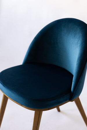 Set aus 2 oder 4 Stühlen aus massiver Eiche Clara, Bezug in Monako Blau | NordicStory