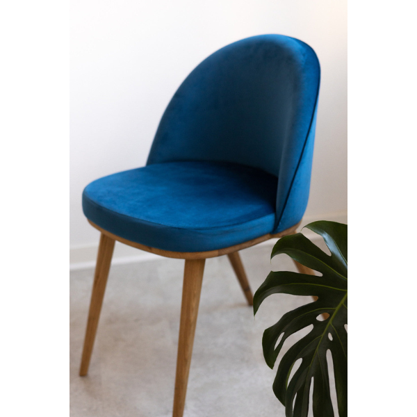 Set aus 2 oder 4 Stühlen aus massiver Eiche Clara, Bezug in Monako Blau | NordicStory