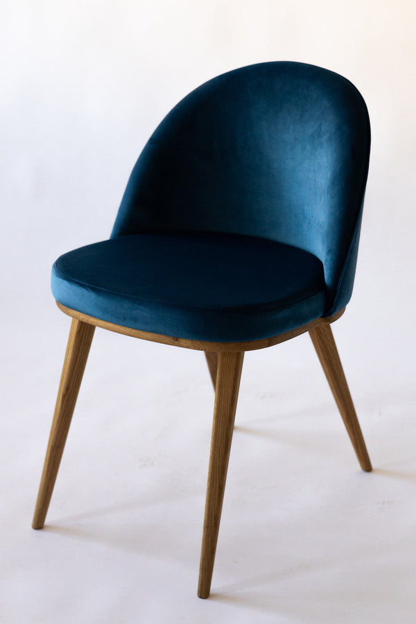 Set aus 2 oder 4 Stühlen aus massiver Eiche Clara, Bezug in Monako Blau | NordicStory