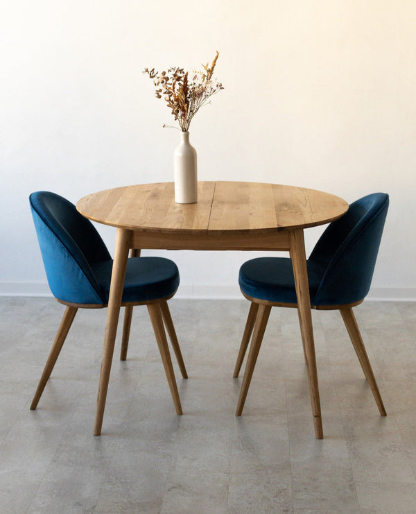 Set aus 2 oder 4 Stühlen aus massiver Eiche Clara, Bezug in Monako Blau | NordicStory