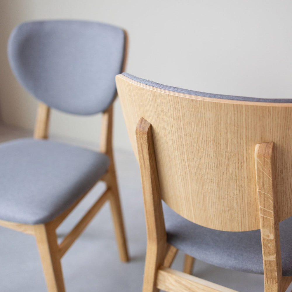 Set aus 2 oder 4 Esszimmerstühlen aus massiver Eiche Nova, gepolstert | NordicStory