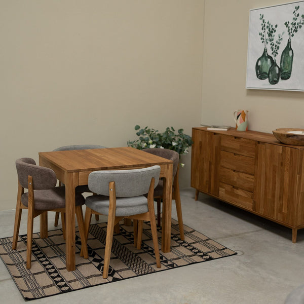 Set aus 2 oder 4 Esszimmerstühlen aus massiver Eiche Claus, Bezug in Grau or Braun | VESKOR