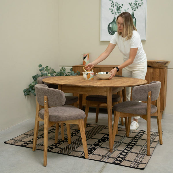 Set aus 2 oder 4 Esszimmerstühlen aus massiver Eiche Claus, Bezug in Grau or Braun | VESKOR