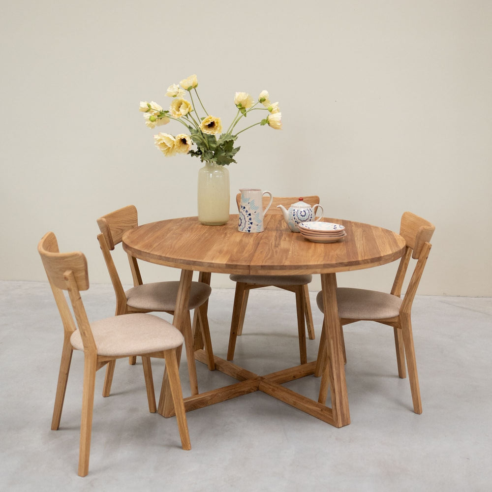 Set aus 2 oder 4 Esszimmerstühlen aus massiver Eiche Diana, Bezug in Beige | NordicStory