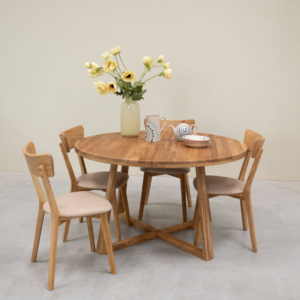 Set aus 2 oder 4 Esszimmerstühlen aus massiver Eiche Diana, Bezug in Beige | NordicStory