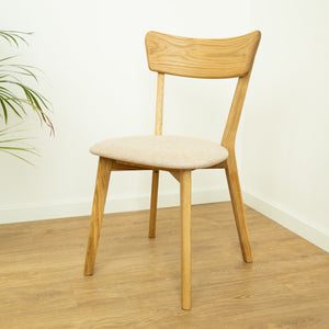 Set aus 2 oder 4 Esszimmerstühlen aus massiver Eiche Diana, Bezug in Beige | NordicStory