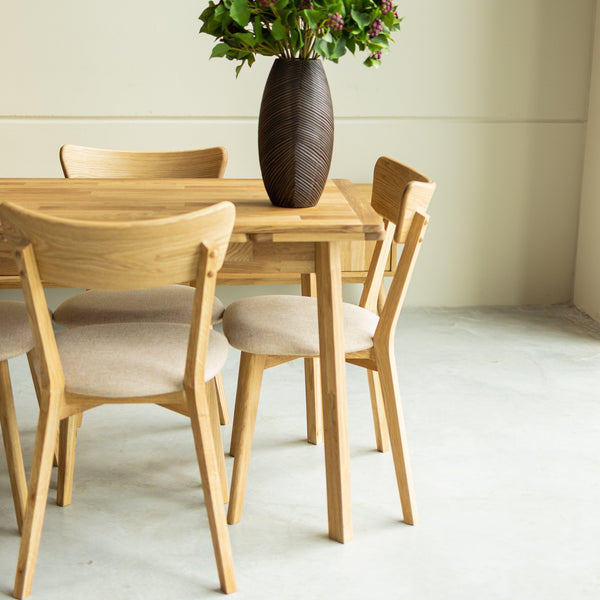 Set aus 2 oder 4 Esszimmerstühlen aus massiver Eiche Diana, Bezug in Beige | NordicStory