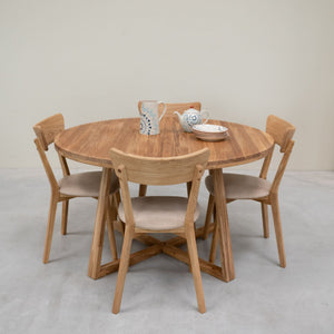 Set aus 2 oder 4 Esszimmerstühlen aus massiver Eiche Diana, Bezug in Beige | NordicStory
