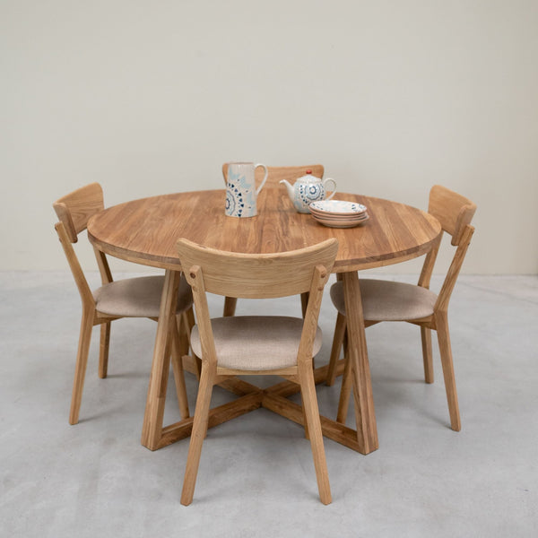 Set aus 2 oder 4 Esszimmerstühlen aus massiver Eiche Diana, Bezug in Beige | NordicStory