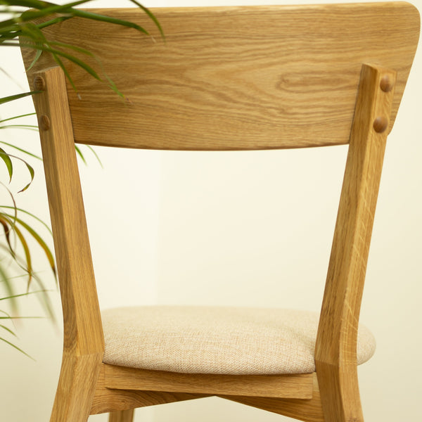 Set aus 2 oder 4 Esszimmerstühlen aus massiver Eiche Diana, Bezug in Beige | NordicStory